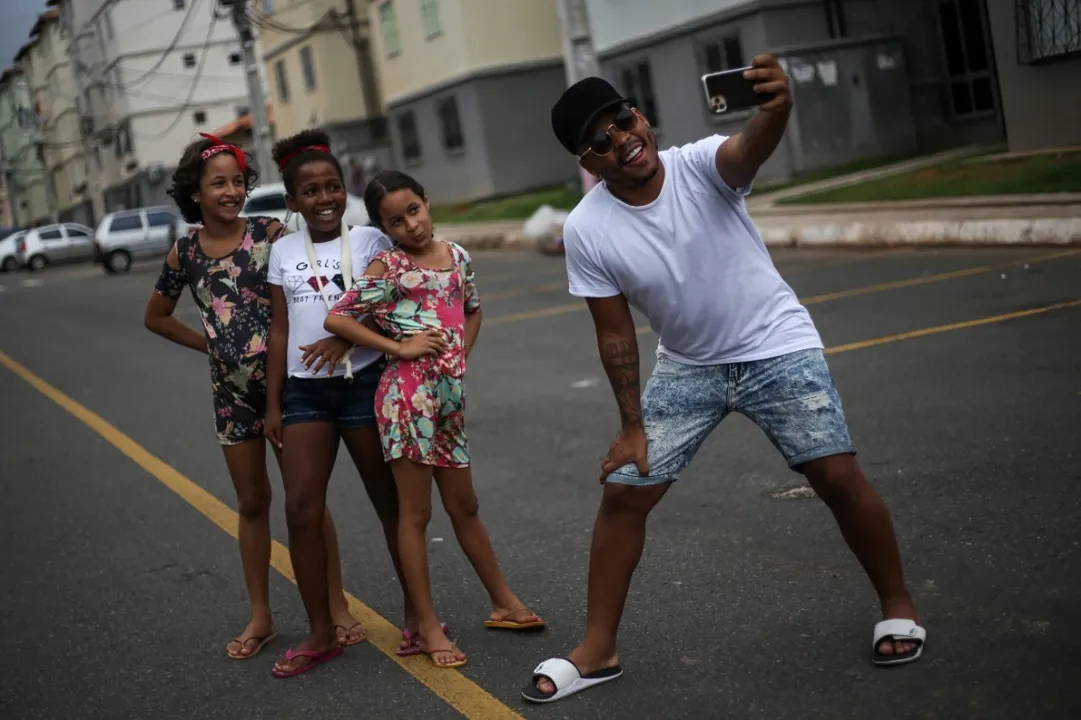 Cristian Bell, 22, faz um diário virtual sobre sua rotina no Instagram | Foto: Raphael Müller | Ag. A TARDE