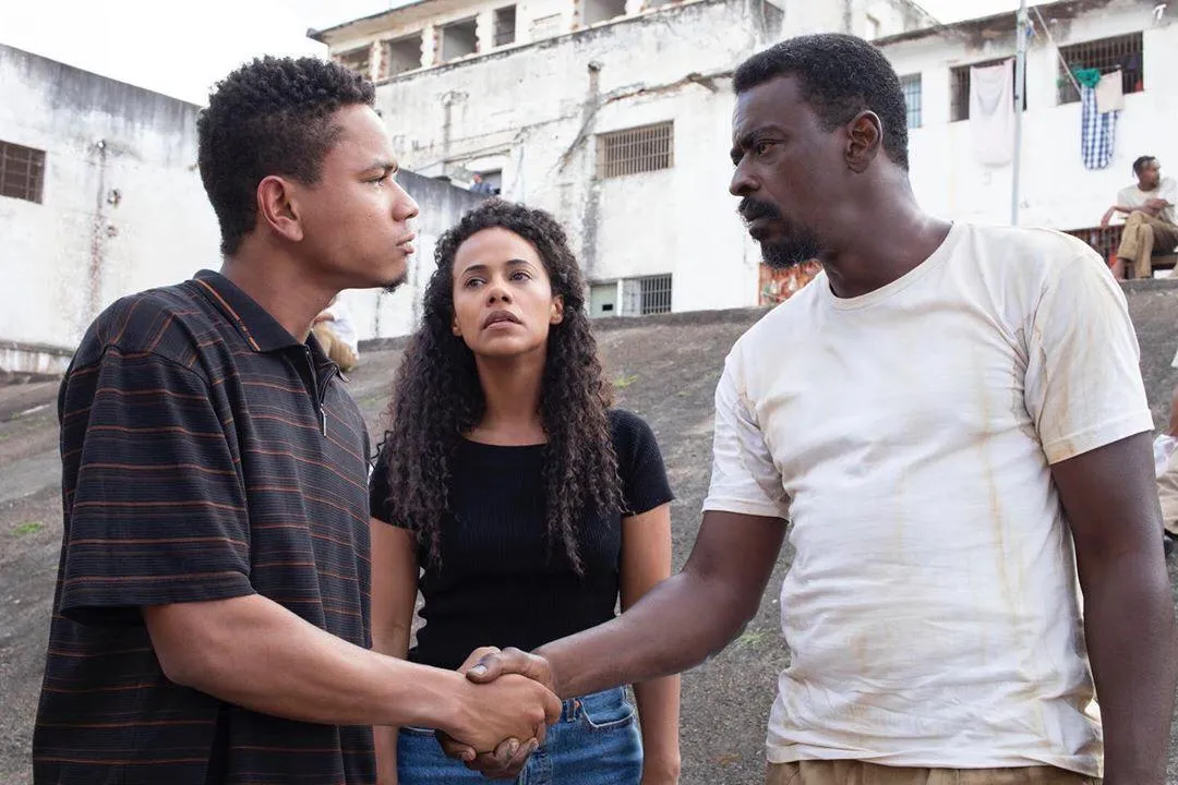 Baiano (à esq.) dá vida à Marcel, irmão caçula de Edson, personagem de Seu Jorge | Foto: Divulgação