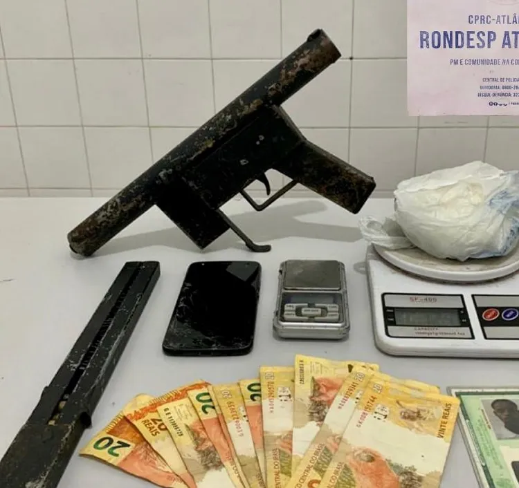 O suspeito foi encaminhado, junto com os materiais apreendidos, para a Central de Flagrantes | Foto: Divulgação | SSP