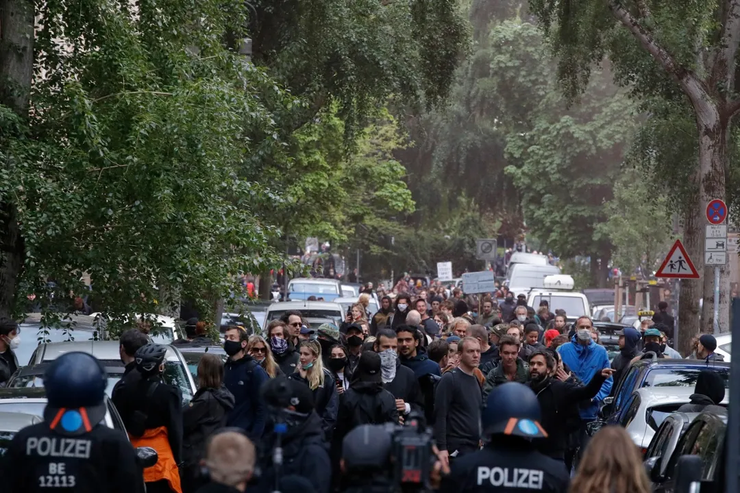 Esse grupo vê nas medidas de confinamento uma violação das liberdades individuais | Foto: Odd Andersen | AFP