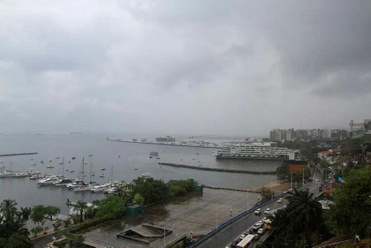 Previsão é a de que a chuva dê uma trégua a partir das 9h | Foto: Rafael Martins | Ag. A TARDE