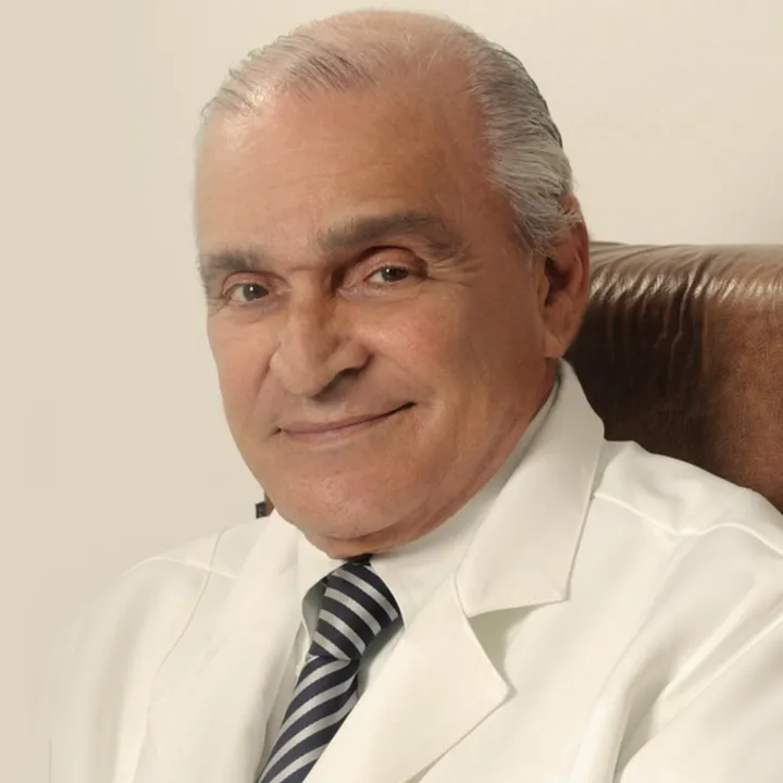 Dr. Elismar é formado em Farmácia e Medicina pela Universidade Federal da Bahia, com pós-graduação em Endocrinologia na Universidade de Sorbonne (França) e no Instituto Rockfeller (EUA).