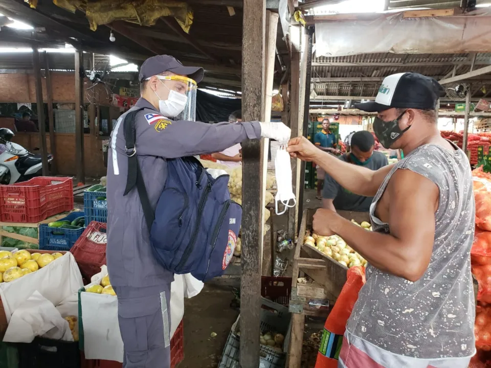 Corpo de Bombeiros Militar da Bahia distribuiu dez mil máscaras e seis mil litros de álcool a 70% para os comerciantes do Centro de Abastecimento do município.