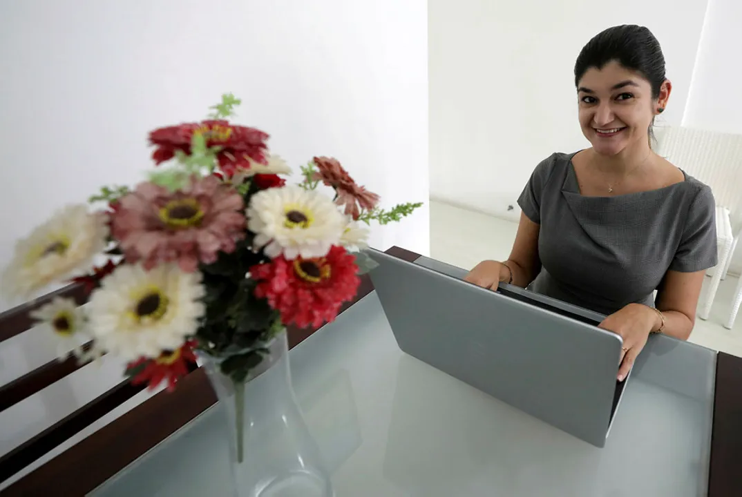 Como MEI, Lívia presta assessoria administrativa | Foto: Adilton Venegeroles | Ag. A TARDE