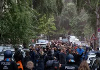 Na Alemanha, protestos contra confinamento causa tumultos no 1º de maio