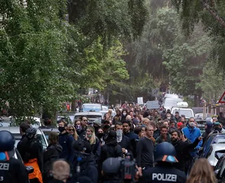 Na Alemanha, protestos contra confinamento causa tumultos no 1º de maio