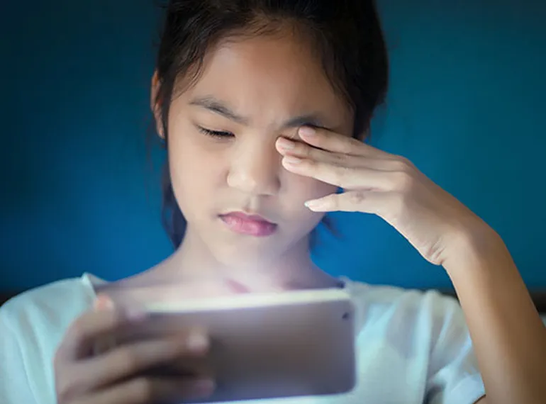Uso excessivo de eletrônicos pode causar danos à saúde dos olhos em adultos e crianças
