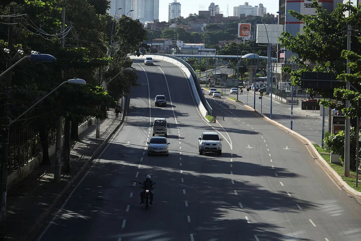 Avenida Tancredo Neves, em Salvador: vazia de carros, enquanto seguradoras se calam sobre descontos | Foto: Felipe Iruatã | Ag. A TARDE