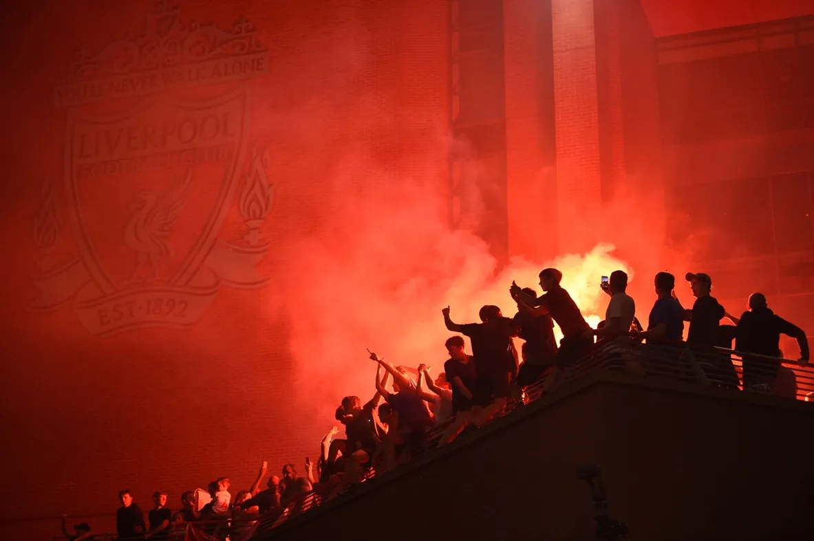 Torcedores comemoram do lado de fora do estádio Anfield | Foto: Oli Scarff | AFP