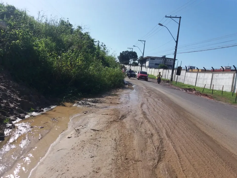 Barro e vegetação tomam parte da rodovia | Foto: Reprodução | Cidadão Repórter