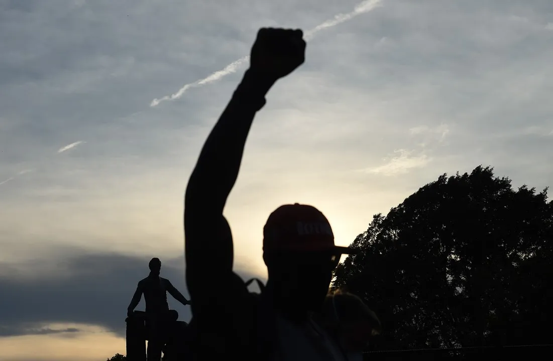 decisão ocorreu no contexto das manifestações recentes para denunciar o racismo e a violência policial pela morte do afro-americano George Floyd