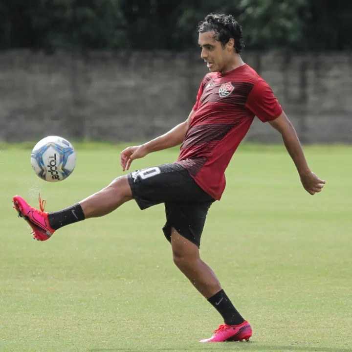 De visual novo, Alisson Farias participou do treino desta sexta | Foto: Letícia Martins | E.C.Vitória
