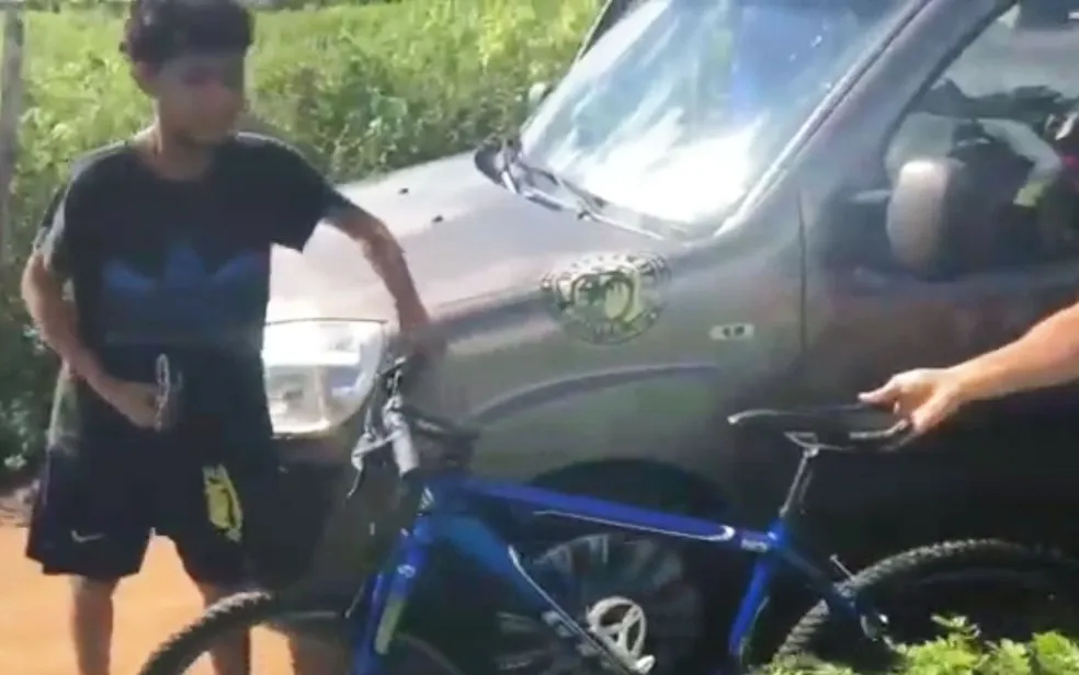 Dias depois, o grupo voltou ao local com o presente para o adolescente Márcio Vitor, que chorou de emoção.