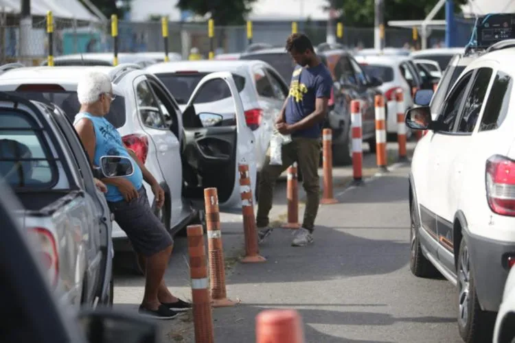 Motoristas esperam até 2h para embarcarem no ferryboat em Salvador | Foto: Raphael Muller | Ag. A TARDE | Ilustrativa