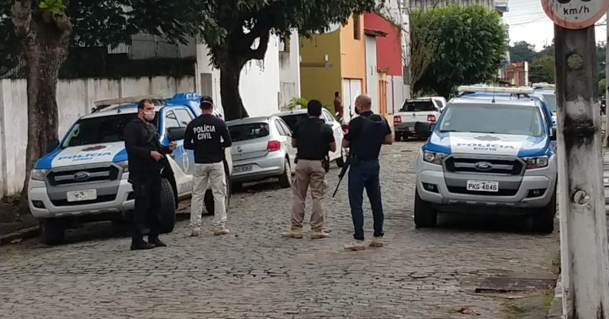 O delegado Rodrigo Fernando afirmou que foram constatadas várias irregularidades em planilhas de viagens, quilometragem dos veículos, endereços de empresa e consumo nos contratos investigados.