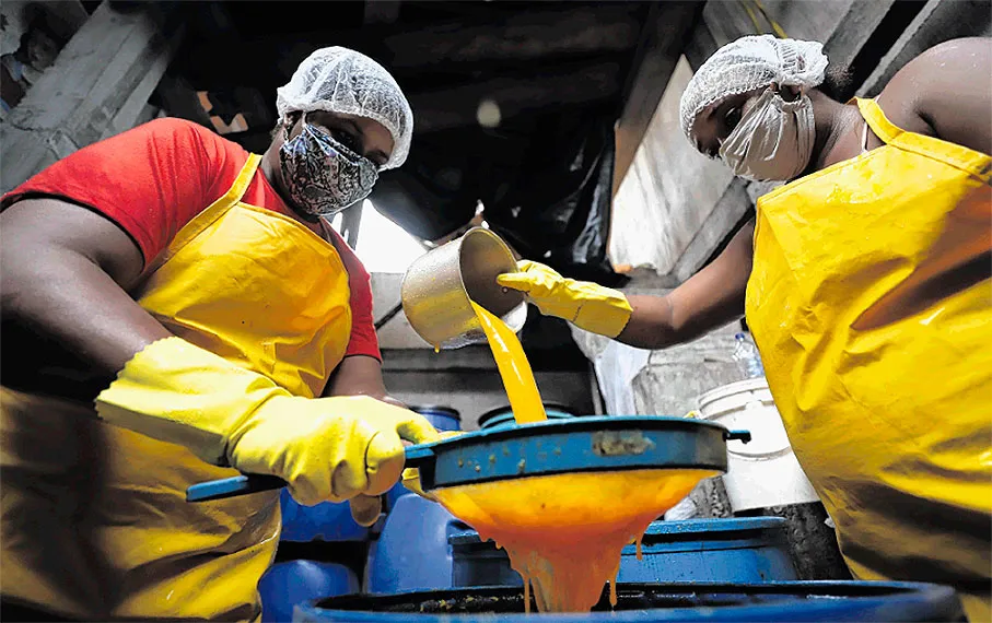 Produção do Ponto do Licor: mais de 25 sabores e cerca de 80 mil litros da bebida Foto: Adilton Venegeroles | Ag. A TARDE
