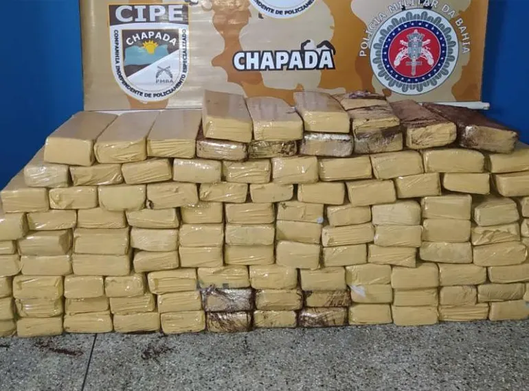 Tabletes de maconha prensada estavam encondidos em três malas | Foto: Divulgação | SSP