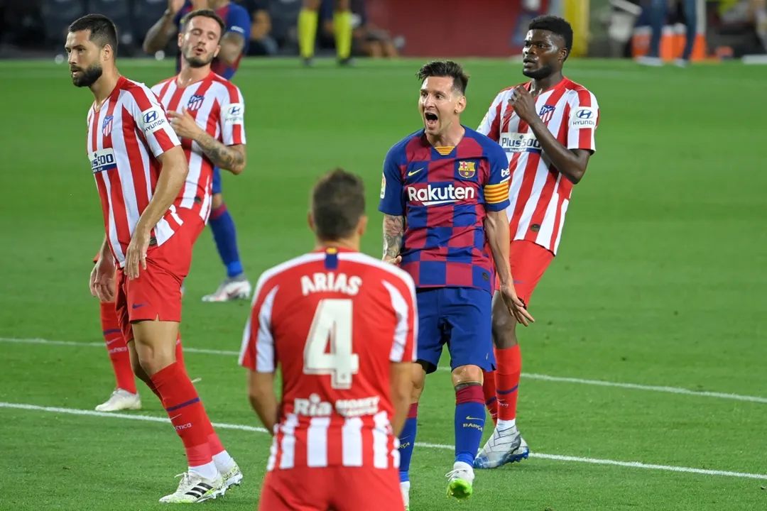 Messi cobrou seu pênalti de cavadinha, suavemente e no centro, chegando aos 700 gols em sua brilhante carreira | Foto: Lluis Gene | AFP