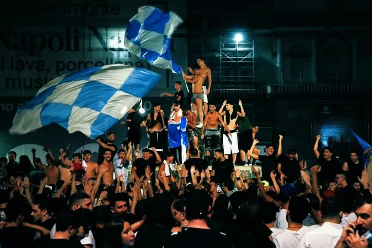 Torcida não hesitou em ir às ruas de Nápoles | Foto: Reprodução | Canto das Torcidas