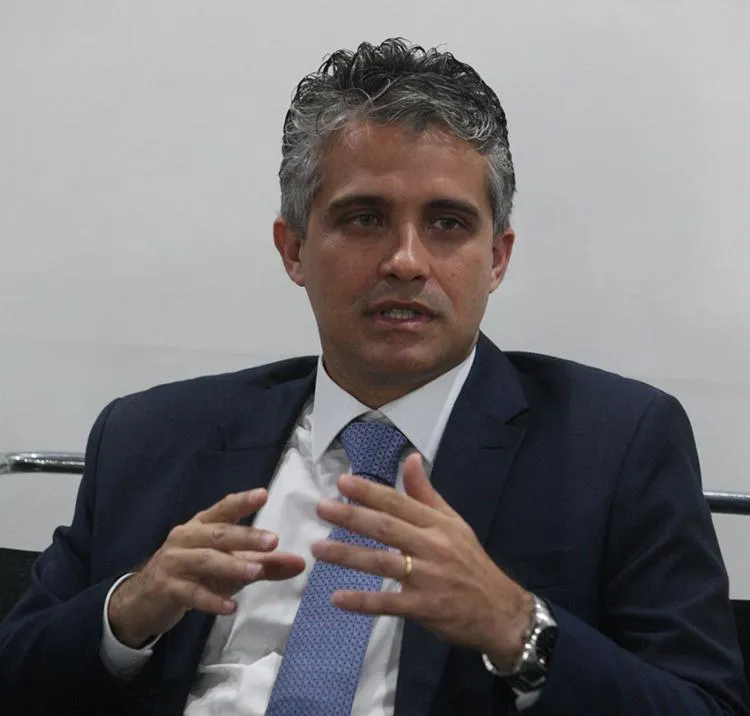 Na entrevista, Fabrício Castro falou da reivindicação de pagamento do Estado aos advogados dativos, que atuam como defensores públicos | Foto: Luciano da Matta | Ag. A TARDE