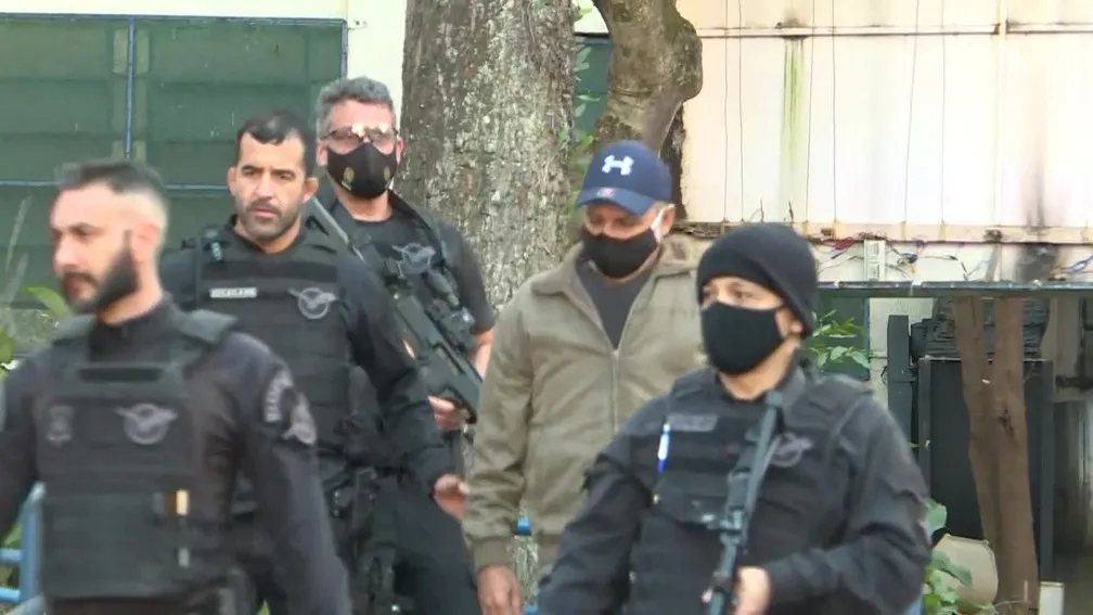 Advogado falou à imprensa do lado de fota do Presídio de Benfica | Foto: Reprodução | TV Globo
