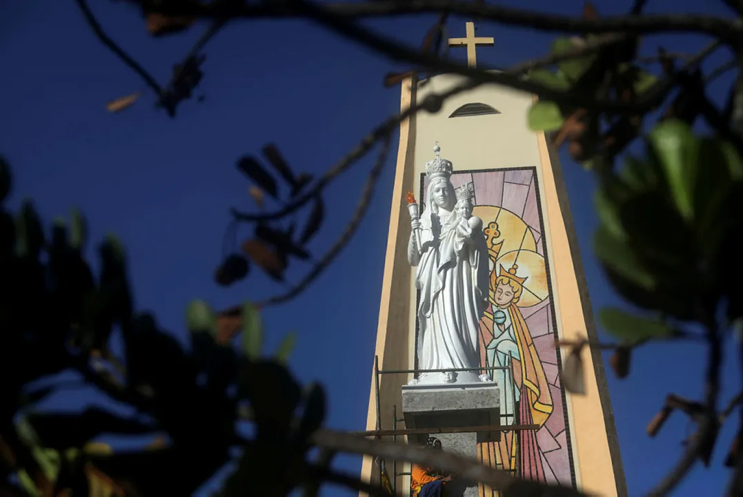 Escultura na praça Nossa Senhora da Luz traz mensagem de acolhimento e proteção | Foto: Felipe Iruatã | Ag. A TARDE