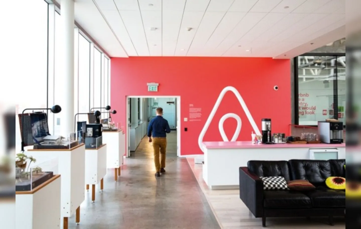Entre os principais prejuízos, está a demissão de 25% dos funcionários da empresa | Foto: Divulgação | Airbnb