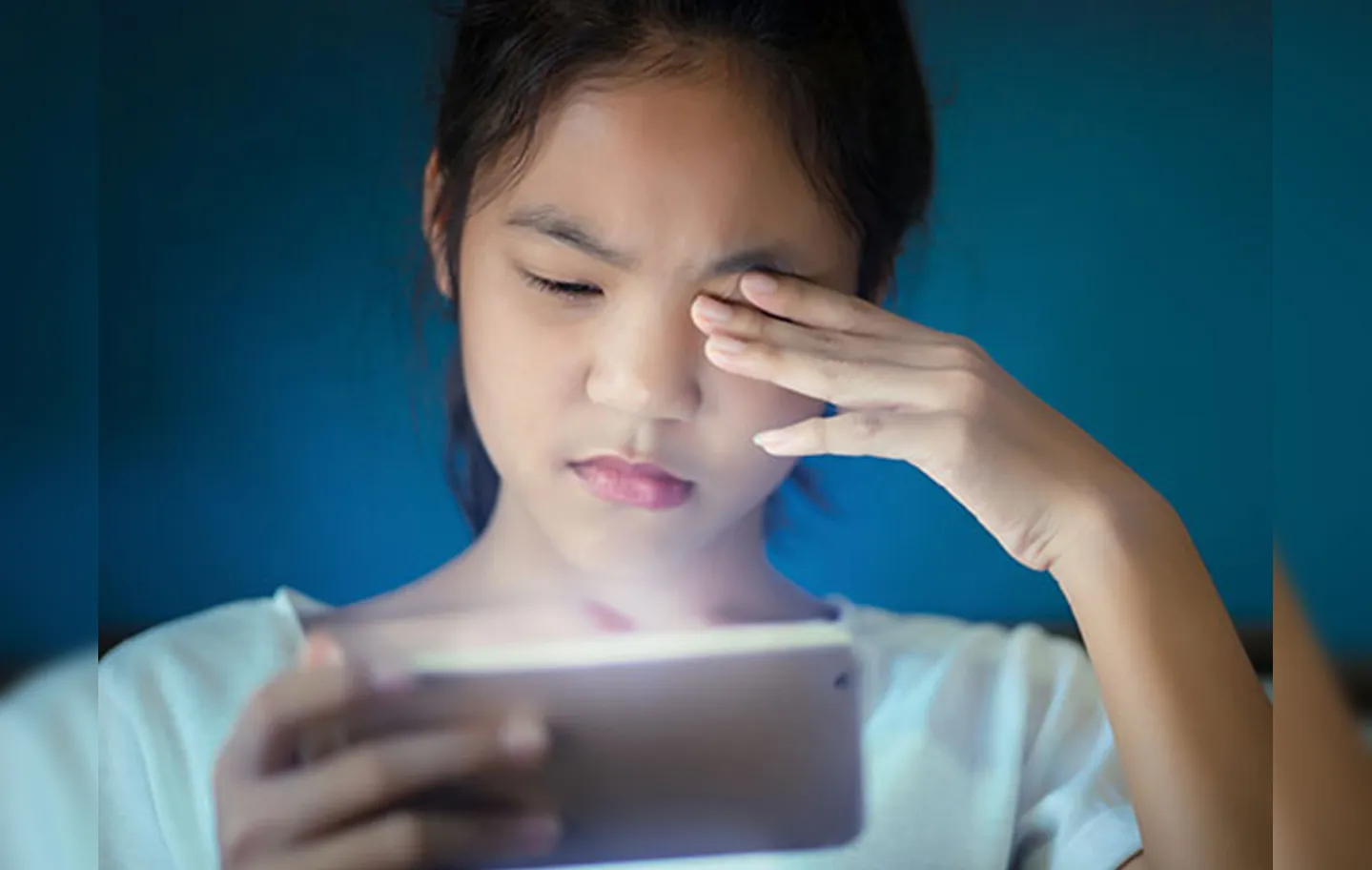 Uso excessivo de eletrônicos pode causar danos à saúde dos olhos em adultos e crianças