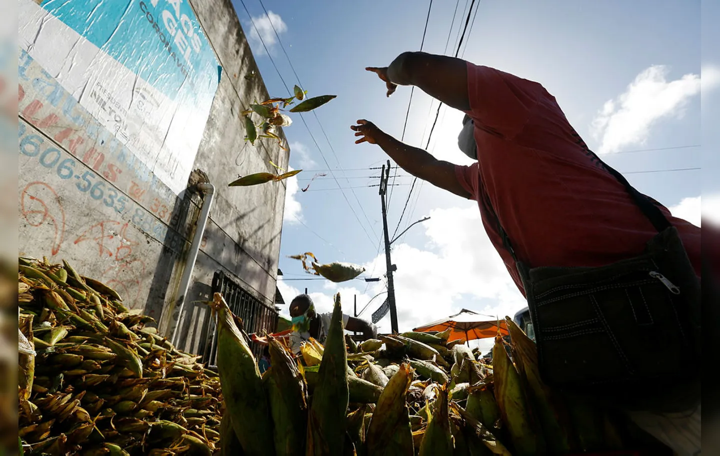 Feirantes de São Joaquim descarregam carga de milho para comercialização | Foto: Rafael Martins | Ag. A TARDE