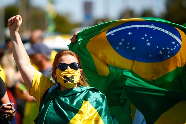 O presidente da República dá apoio aos manifestantes | Foto: Sérgio Lima | AFP