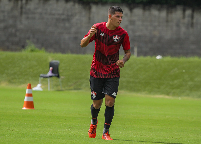 Imagem ilustrativa da imagem Elenco do Vitória trabalha passe e finalização na Toca do Leão