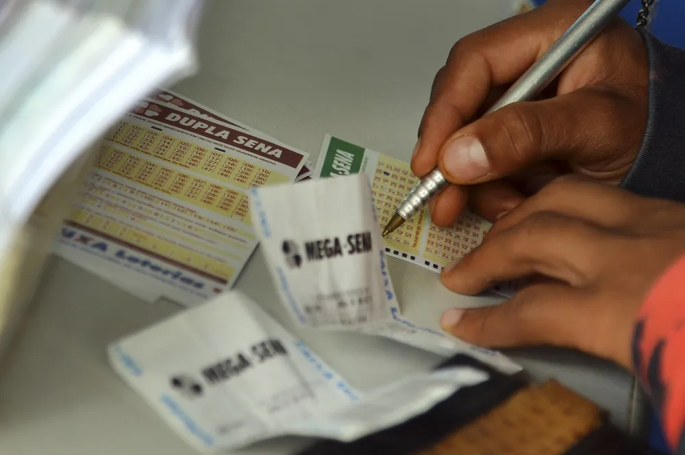 Apostas podem ser feitas até as 19h nas casas lotéricas credenciadas pela Caixa | Foto: Wilson Dias | Agência Brasil