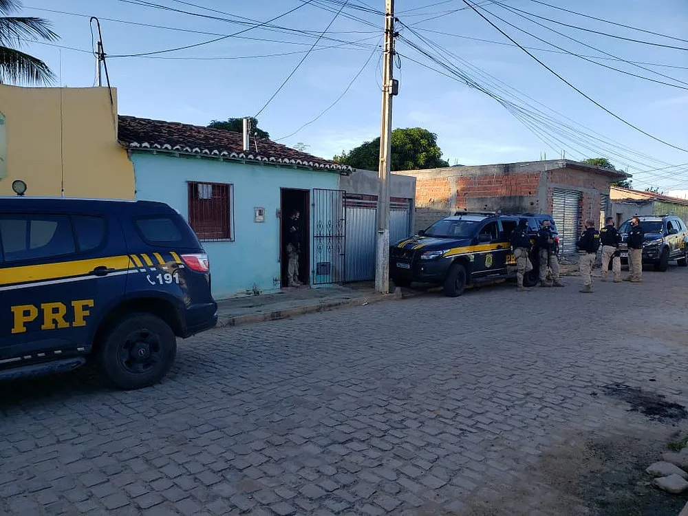 A Operação “Capinagem” foi deflagrada nos municípios de Jacobina, Capim Grosso e Ponto Novo, nesta quarta-feira (1º), para combater uma quadrilha especializada em tráfico de drogas.