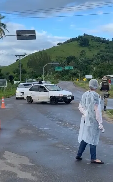 Barreira na entrada de Nazaré das Farinhas impede entrada de pessoas de cidades vizinhas