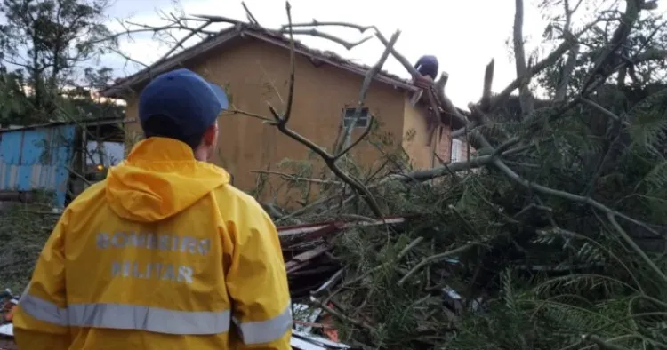 Fenômeno natural atingiu oeste e nordeste do estado | Foto: Corpo de Bombeiros | Santa Catarina