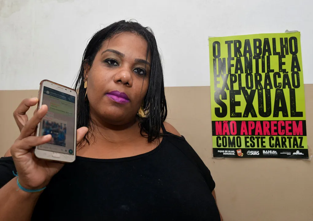 Conselheira tutelar Aline Gomes disponibilizou o celular e whatsapp pessoais para denúncias | Foto: Shirley Stolze | Ag. A TARDE