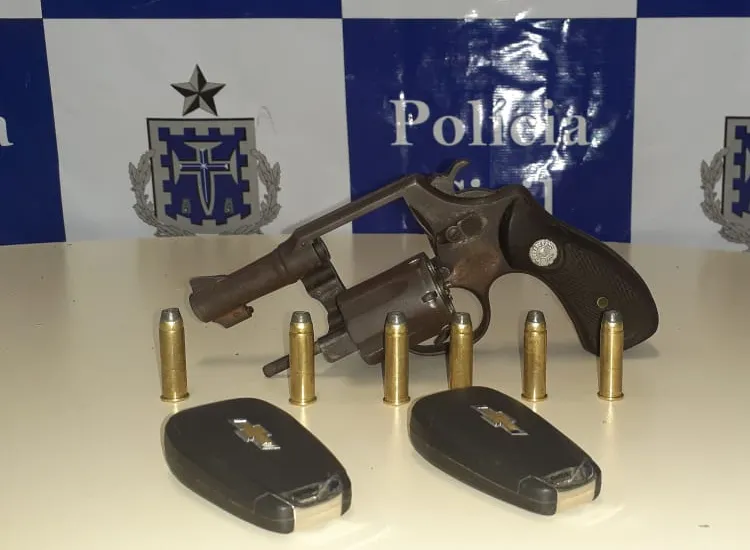 Dois suspeitos estavam armados