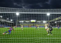 Manchester United e Leicester vencem e seguem na cola do Chelsea