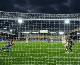 Manchester United e Leicester vencem e seguem na cola do Chelsea
