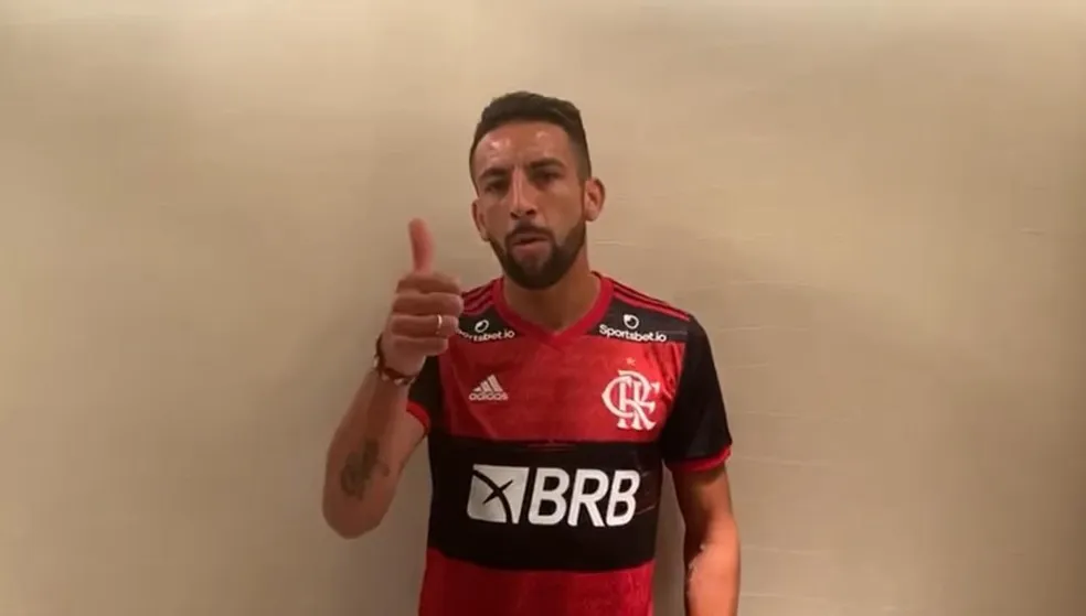 Na seleção chilena, Isla é mais um jogador do Flamengo que testa positivo  para Covid-19 - Lance!