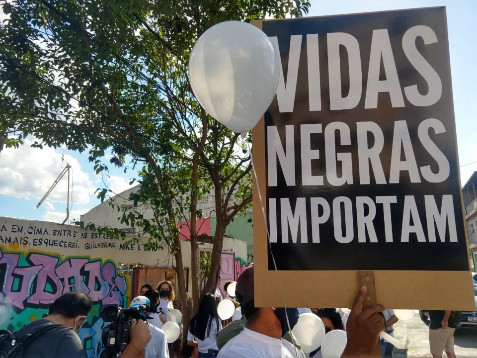 Cartaz em protesto conta os assassinatos de negros no Brasil: nos últimso dez anos, taxa aumentou