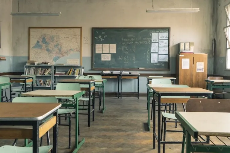 As lacunas da educação no Brasil são muitas, e o ensino público reflete bem o cenário da precariedade
