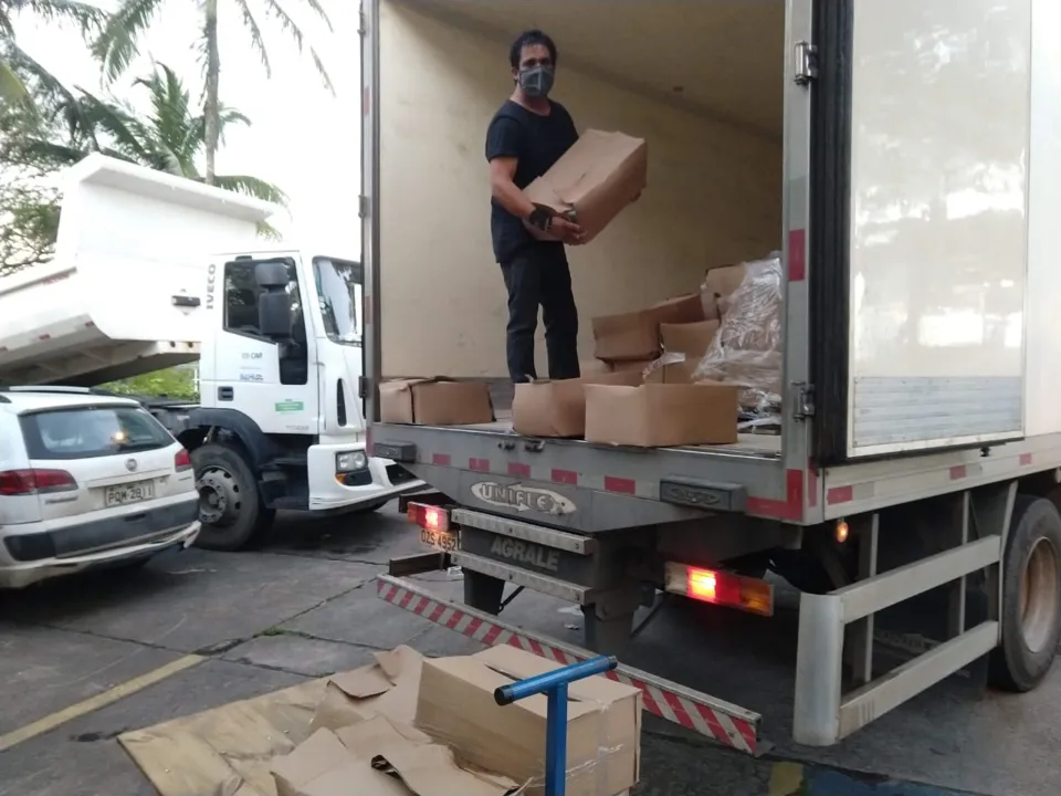 Além das 563 mil máscaras de TNT, estão sendo entregues 61 bolhas de contenção para unidades de saúde e 310 protetores faciais de acrílico.