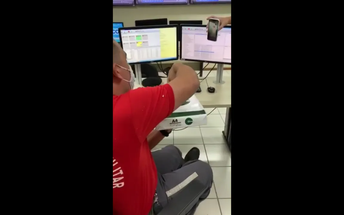 Bombeiro Johnson Masanori mostrava como fazer a manobra pela chamada de vídeo | Foto: Divulgação | CBMBA