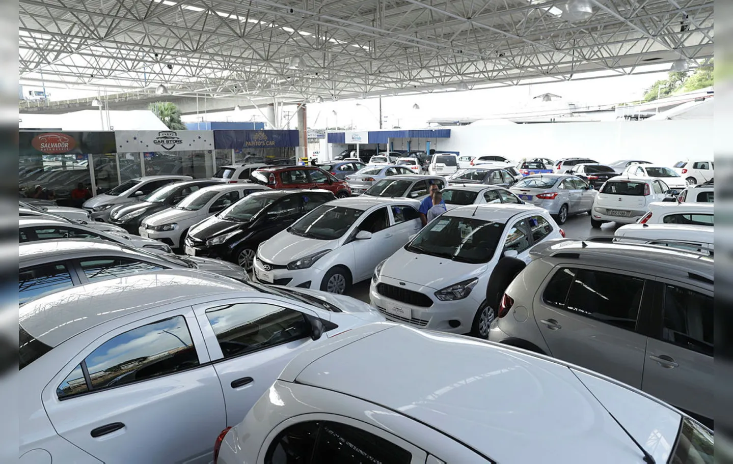 Demanda alta no Auto Shopping Rodrigues, que adota novas estratégias para repor o estoque | Foto: Uendel Galter | Ag. A TARDE