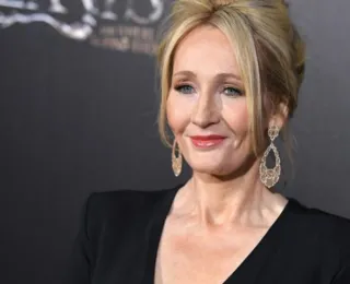 Acusada de transfobia, J.K. Rowling devolve prêmio