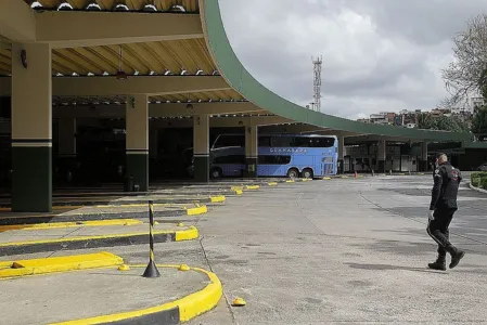 Ficam suspensas, nesse município, a circulação, a chegada e a saída de qualquer transporte coletivo.