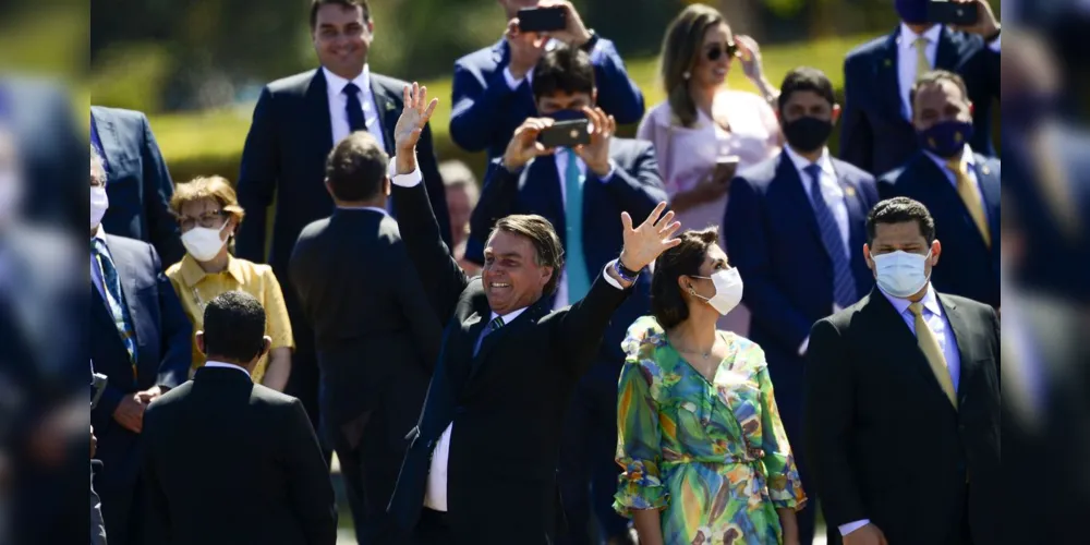 O presidente Jair Bolsonaro cumprimenta apoiadores no 7 de Setembro