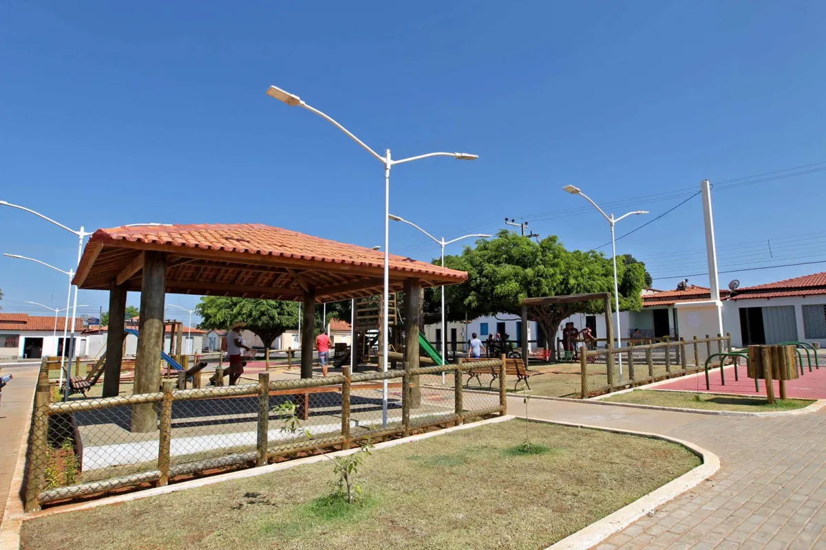 A nova praça contou com um investimento do governo do Estado de cerca de R$ 600 mil e atende a dois mil moradores da localidade de Ranchinho, em Coribe.