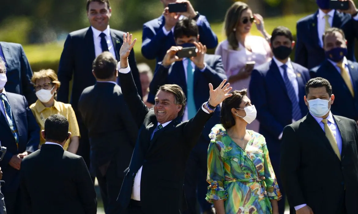 O presidente Jair Bolsonaro cumprimenta apoiadores no 7 de Setembro